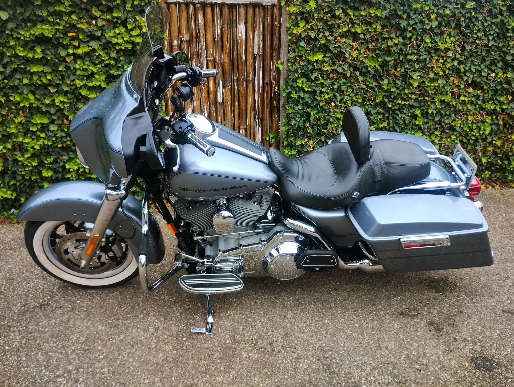 Harley Davidson FLHT Electra Glide (2).webp
