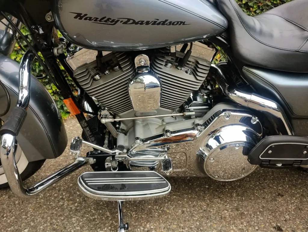 Harley Davidson FLHT Electra Glide (5).webp