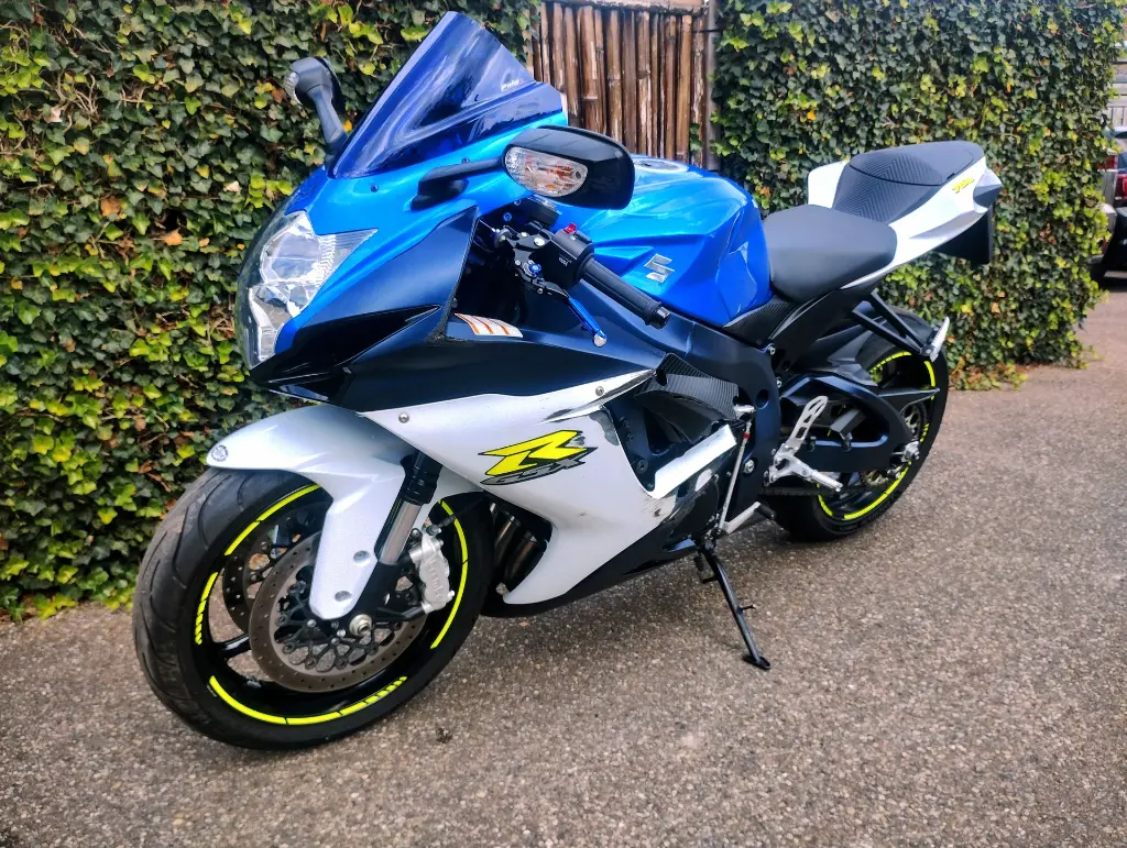 SUZUKI GSX R750 (2).webp