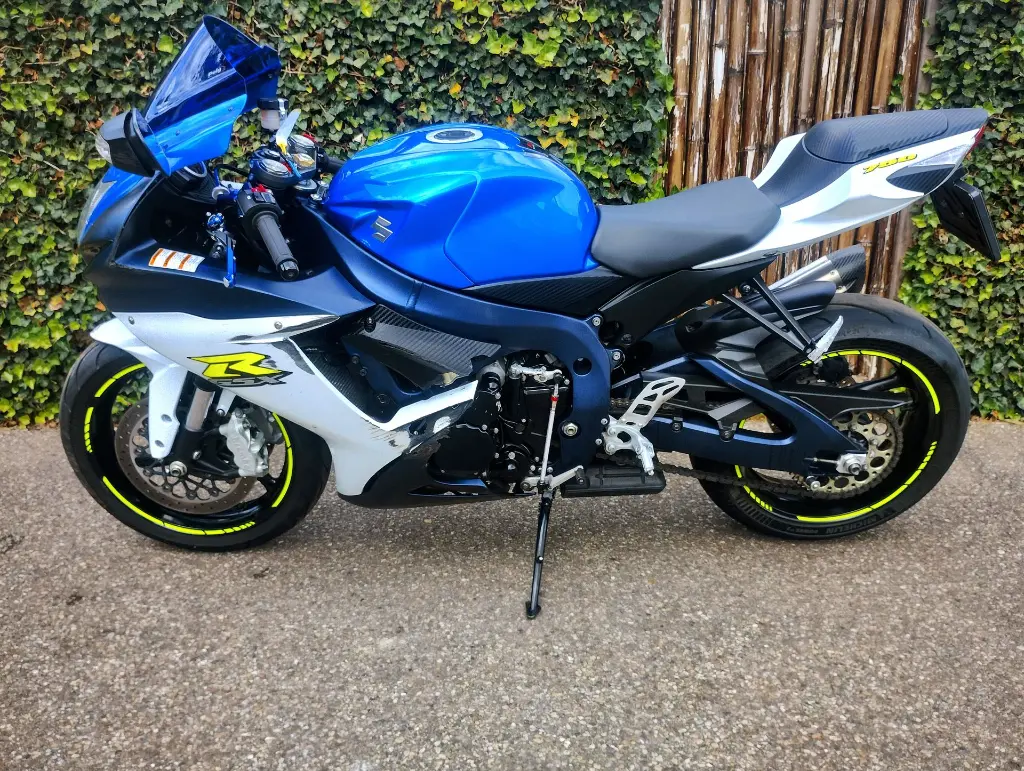 SUZUKI GSX R750 (1).webp