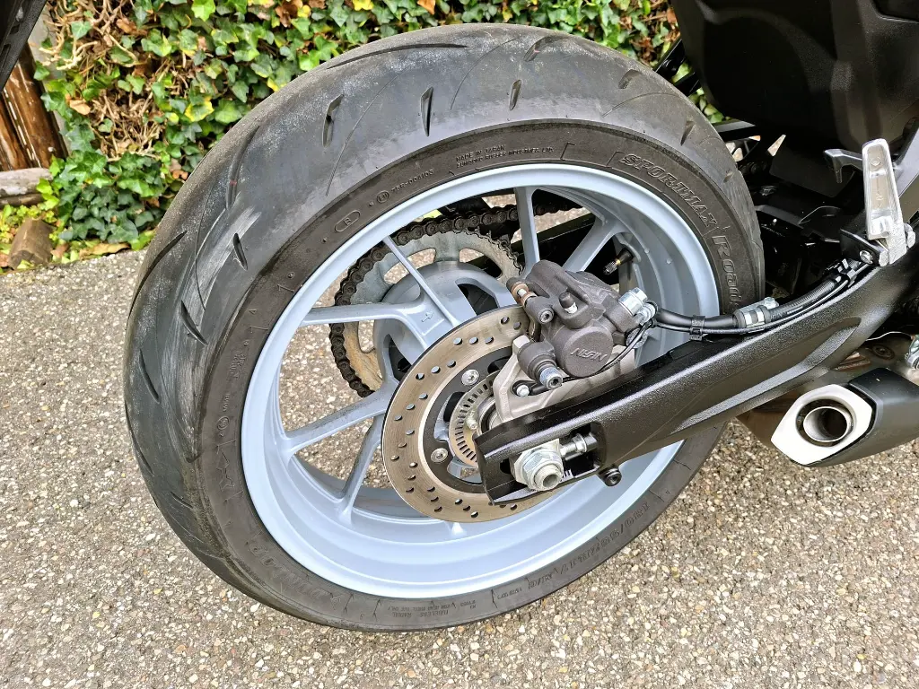 SUZUKI GSX-8R (1).webp