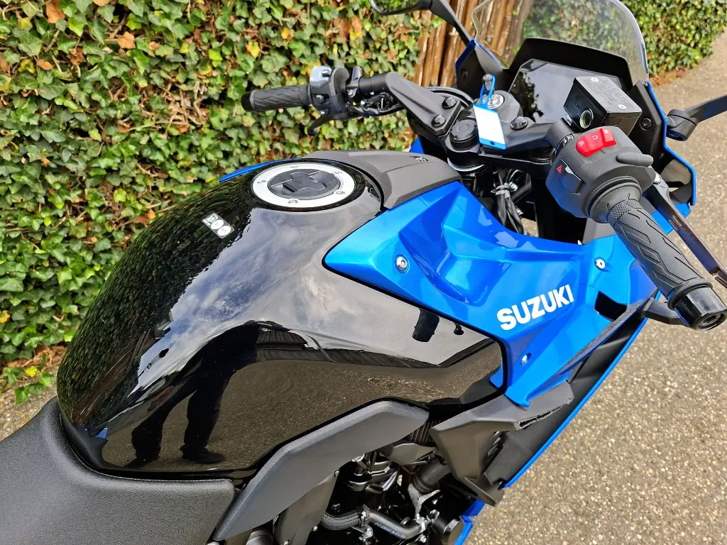 SUZUKI GSX-8R (7).webp