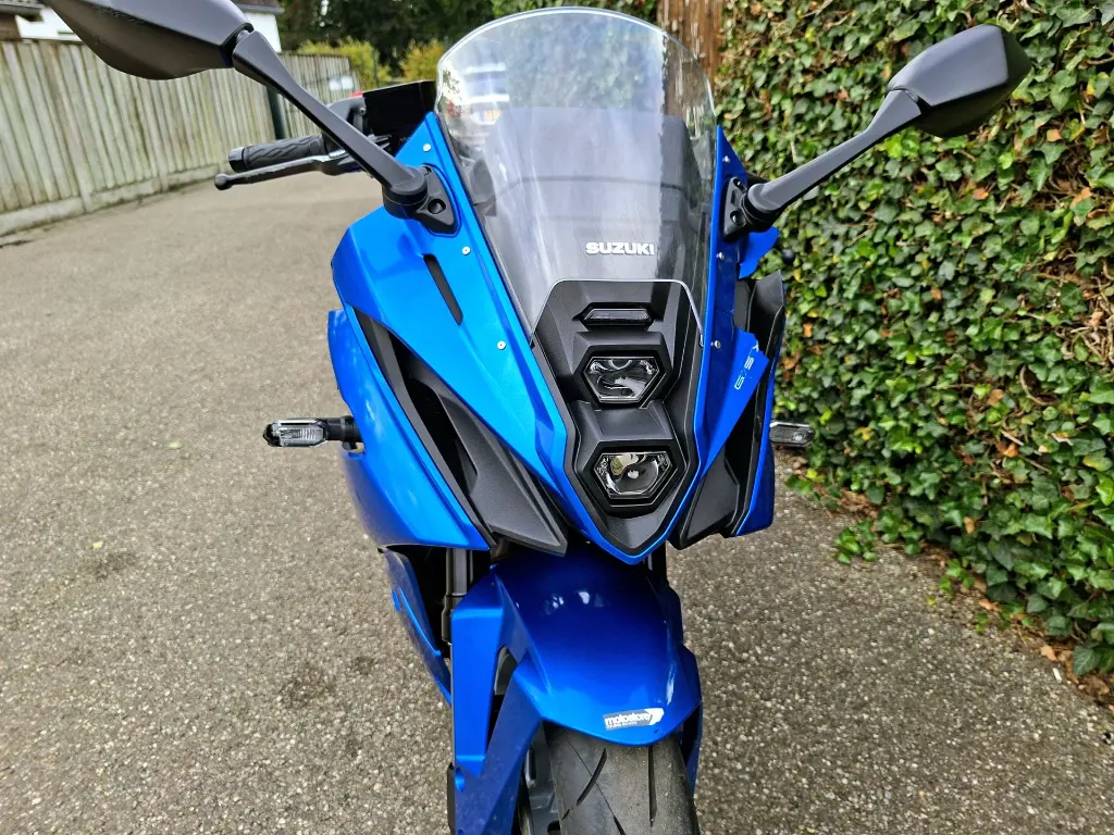 SUZUKI GSX-8R (2).webp