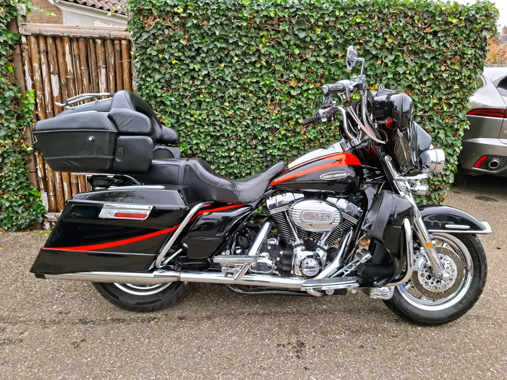 HARLEY DAVIDSON FLHTCUSE 2 ELECTRA GLIDE CVO 5HD